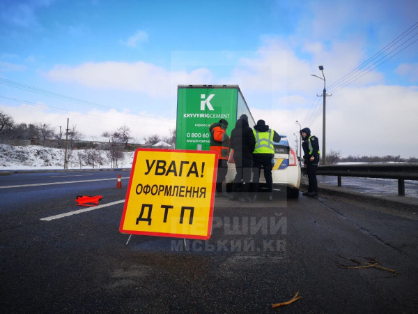 У Кривому Розі зіштовхнулися легковик і фура0