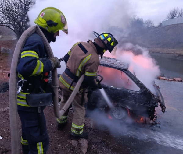 У Покровському районі Кривого Рогу згорів автомобіль: причини загоряння з’ясовуються0