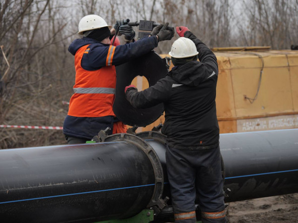 У рамках муніципальної програми відновлення та розвитку інфраструктури, місто допомагає «Кривбасводоканалу» замінювати аварійні ділянки, проводити ремонти, отримувати  спецтехніку1