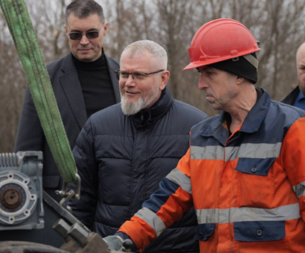 У рамках муніципальної програми відновлення та розвитку інфраструктури, місто допомагає «Кривбасводоканалу» замінювати аварійні ділянки, проводити ремонти, отримувати  спецтехніку0