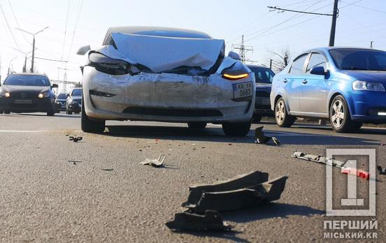 У Tesla – мінус «морда»: на Володимира Великого добряче зіштовхнулися дві іномарки