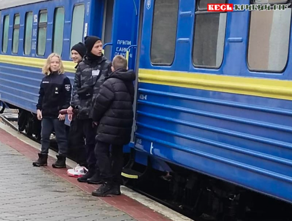 Пасажири чекають на відправлення приміського потягу на Дніпропетровщині