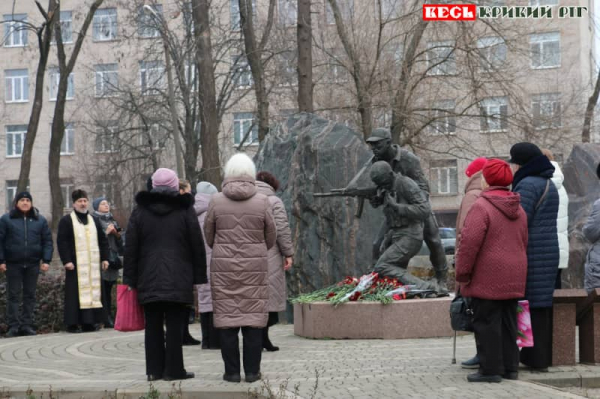 Покладання квітів та молебень у пам’ятника бійцям-афганцям в Кривому Розі