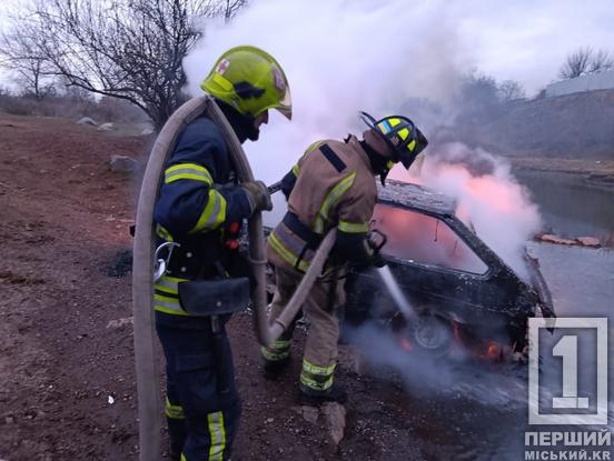 Залишились металевий каркас та купа кіптяви: у Покровському районі повністю згоріла машина1