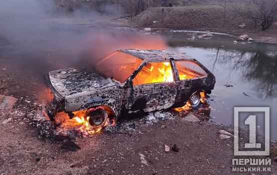 Залишились металевий каркас та купа кіптяви: у Покровському районі повністю згоріла машина