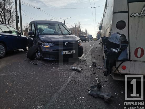 Знову Сонце «проти» водіїв: на Центральному проспекті у аварію потрапили тролейбус, Skoda та Volkswagen6