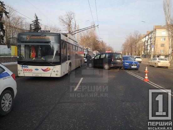 Знову Сонце «проти» водіїв: на Центральному проспекті у аварію потрапили тролейбус, Skoda та Volkswagen2