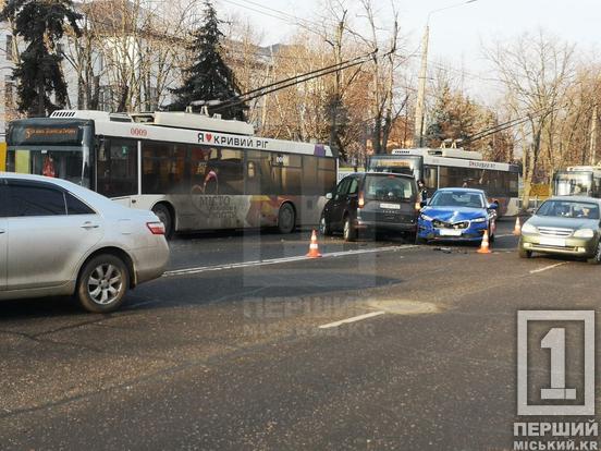 Знову Сонце «проти» водіїв: на Центральному проспекті у аварію потрапили тролейбус, Skoda та Volkswagen1