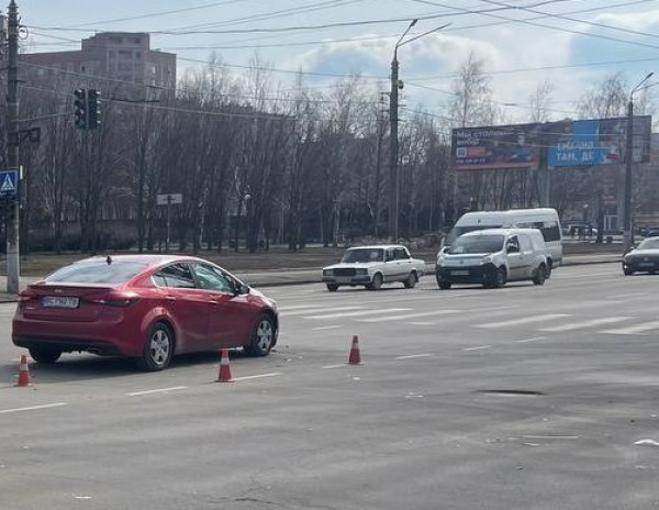 На проспекті Металургів зіткнулися KIA та Mazda: один водій не пропустив іншого0