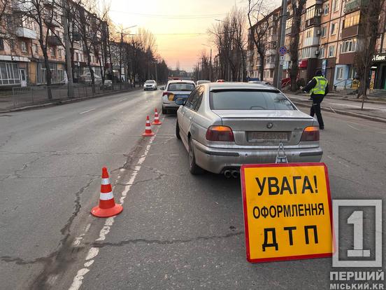 Небезпечний маневр: у Кривому Розі в районі Victory Plaza вдарилися дві іномарки1