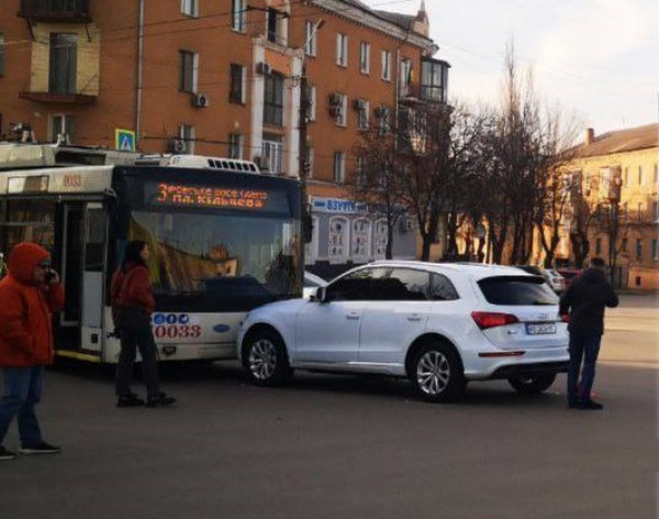 У Кривому Розі на площі Володимира Великого Audi зіштовхнулася з легковиком та в'їхала в тролейбус1