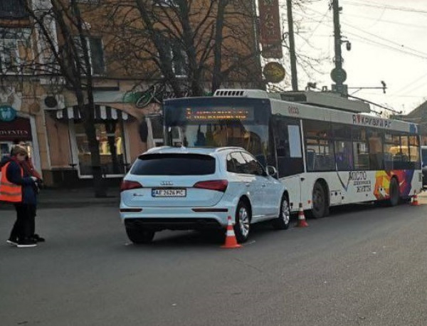 У Кривому Розі на площі Володимира Великого Audi зіштовхнулася з легковиком та в'їхала в тролейбус0