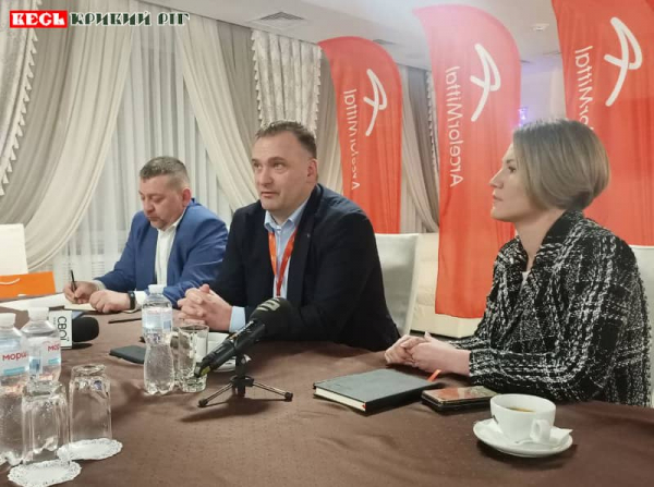 Мауро Лонгобардо в ресторані Кіянка в Кривому Розі спілкується з журналістами