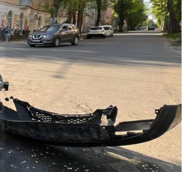 У Кривому Розі на перехресті вулиць Кропивницького та Військового тилу сталася серйозна дорожня аварія: постраждала дитина та двоє дорослих1