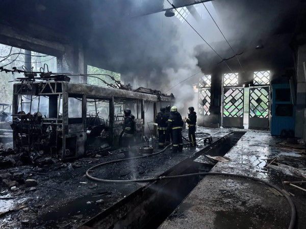 Більше 10 постраждалих на Харківщині: російські безпілотники поцілили по тролейбусному депо, понівечили підприємства та пошкодили цивільні будинки0