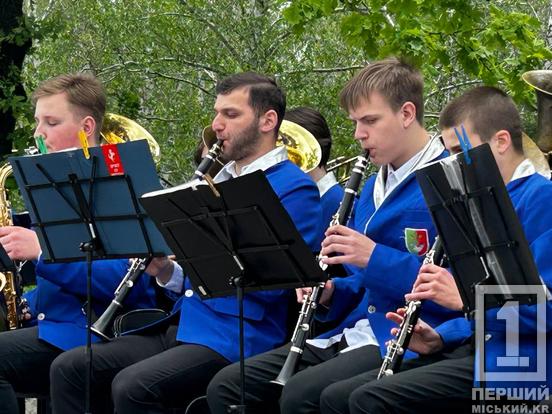 «Бузковий вікенд»: криворізький ботанічний сад відвідали студенти «Університету третього віку»1