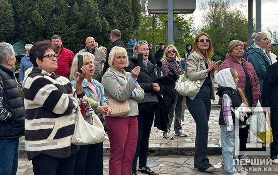 «Бузковий вікенд»: криворізький ботанічний сад відвідали студенти «Університету третього віку»