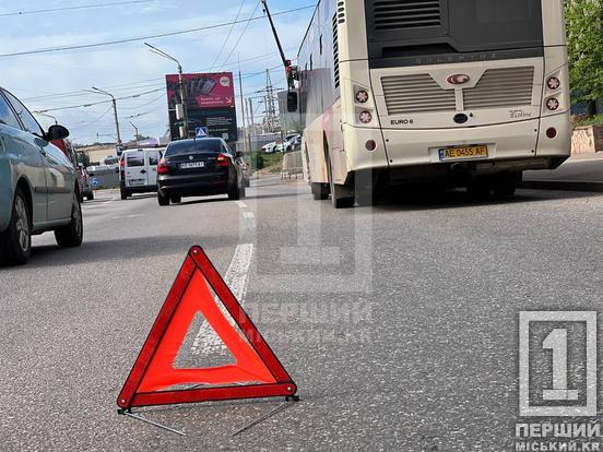 Напружений ранок і ситуація на автошляху: на вул. Вільної Ічкерії Toyota не поділила дорогу з автобусом2