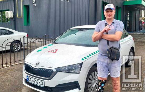 Перший випускник «Безбар'єрної автошколи»: у Кривому Розі ветеран з протезом успішно склав на права