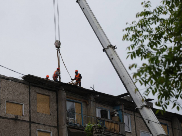 У Кривому Розі відновлюють п`ятиповерхівку пошкоджену російським 
