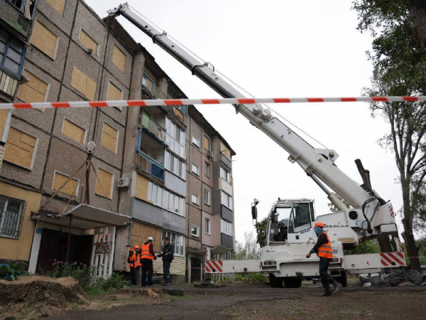 У Кривому Розі відновлюють п`ятиповерхівку пошкоджену російським 