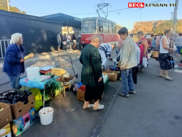 Стихійний ринок на Привокзальній площі в Кривому Розі
