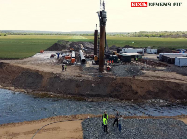 Монтаж мостової споруди через Інгулець для скиду шахтних вод з Кривого Рогу