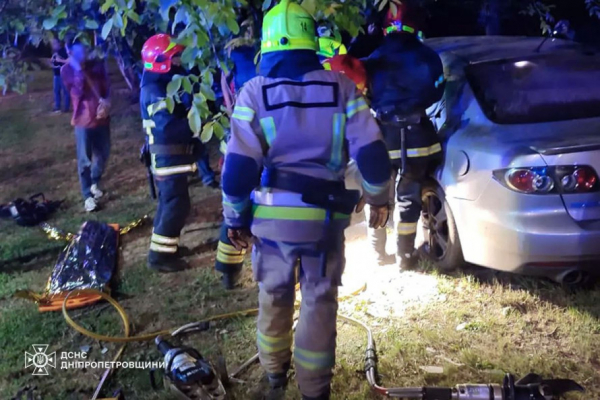 Жахливе ДТП: у Кривому Розі рятувальники дістали з понівеченої автівки жінку та дитину1