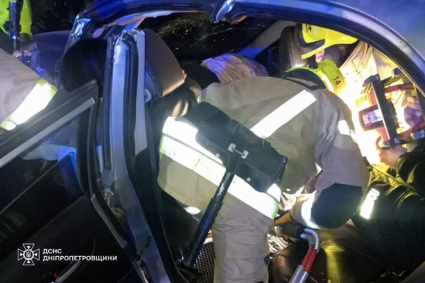 Жахливе ДТП: у Кривому Розі рятувальники дістали з понівеченої автівки жінку та дитину2