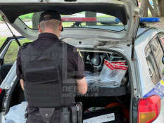 У Кривому Розі на клумбі поміж квітів місцевий мешканець знайшов рюкзак зі зброєю і боєприпасами1