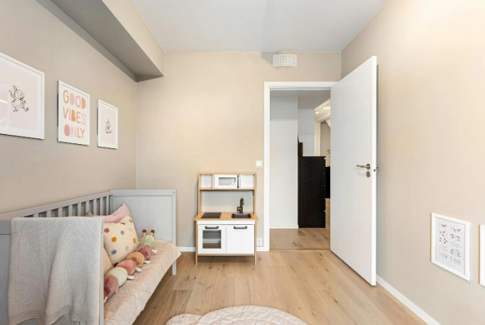 чем красить стены в детской