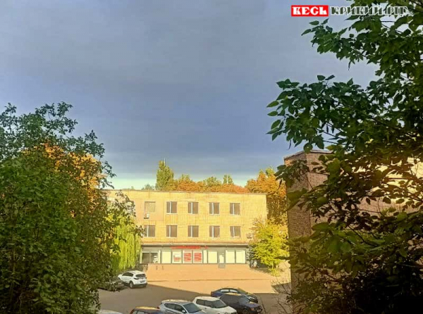 Чорна хмара над Кривим Рогом в сонячний день