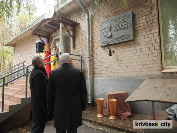 Його роботи знає кожен криворіжець: у місті відкрили меморіальну дошку скульптору Олександру Васякіну5