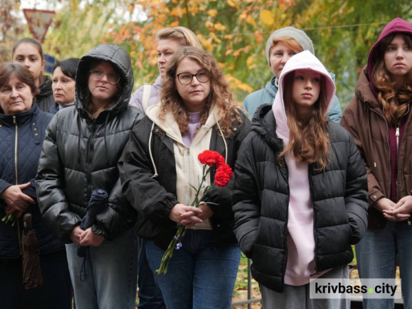 Його роботи знає кожен криворіжець: у місті відкрили меморіальну дошку скульптору Олександру Васякіну4