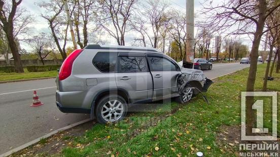 «Морду» Nissan розтрощив стовп: на вулиці Волонтерів через ДТП загинув чоловік2