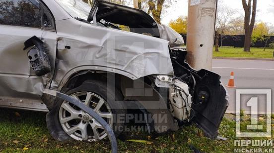 «Морду» Nissan розтрощив стовп: на вулиці Волонтерів через ДТП загинув чоловік4