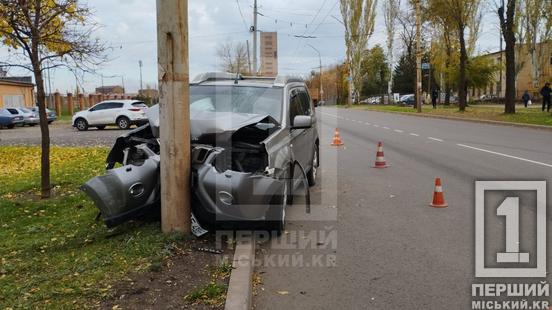 «Морду» Nissan розтрощив стовп: на вулиці Волонтерів через ДТП загинув чоловік5