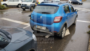 На перехресті вулиць Вільної Ічкерії та Дарвіна три легковики дістали пошкоджень від зіткнення з вантажівкою1