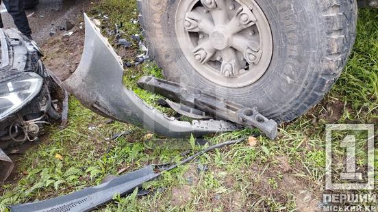 Слизька дорога не прощає помилок: на перехресті вулиць Вільної Ічкерії та Дарвіна ДТП з чотирма автівками3