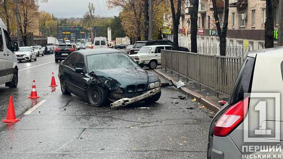Слизька дорога зіграла проти керманича: у Кривому Розі BMW в’їхала в припарковане авто1