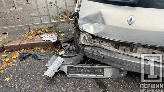 Слизька дорога зіграла проти керманича: у Кривому Розі BMW в’їхала в припарковане авто2