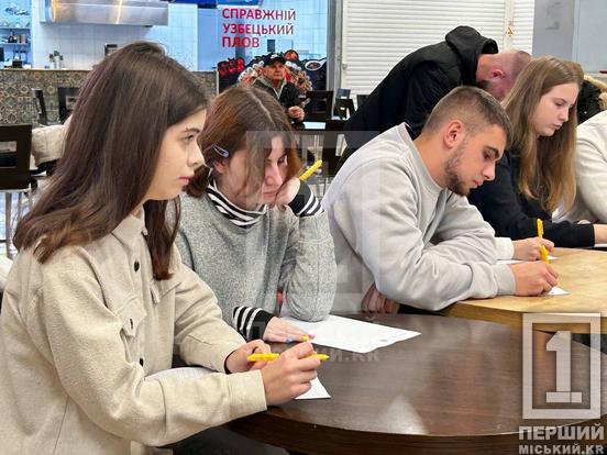 «Треба жити»: криворіжці разом з українцями по всьому світу написали Радіодиктант2