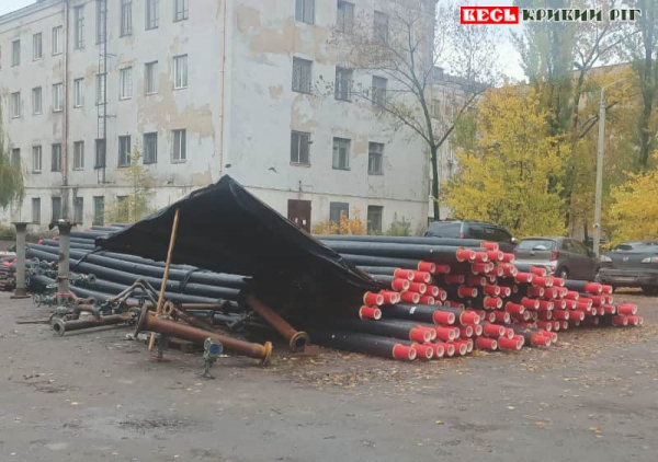 Труби теплотраси чекають на укладку поруч з Криворіжіндустрбудом в Кривому Розі