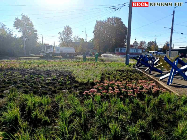 Висадка рослин КП Сансервіс на Привокзальній площі в Кривому Розі