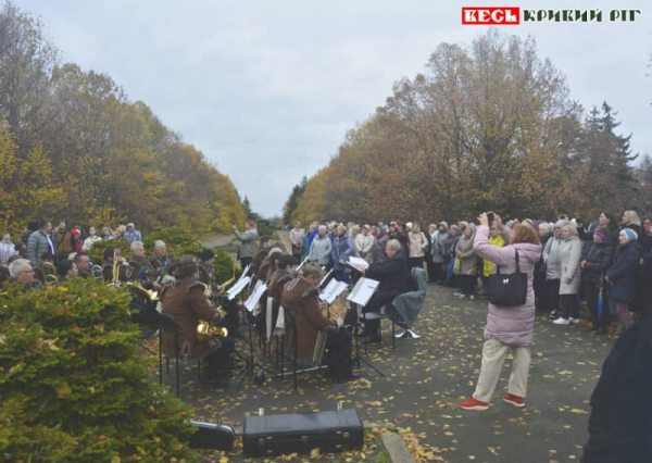 Літні криворіжці вихідними відпочили в Ботанічному саду