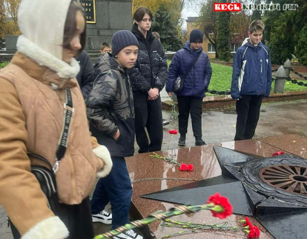 Ліцеїсти поклали квіти до Дня визволення України до меморіалу в Кривому Розі