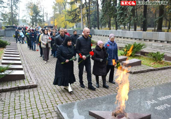 Покладання квітів в парку Шахтарському в Кривому Розі в День візвлення України від нацистів