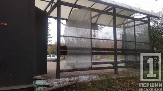 Вандалізм продовжує «розквітати»: у Покровському районі Кривого Рогу розбили ще одну зупинку2