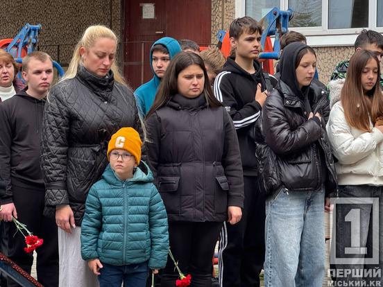 Важко на серці від трагічної втрати: у Кривому Розі відкрили меморіальну дошку Віктору Чуваєву2