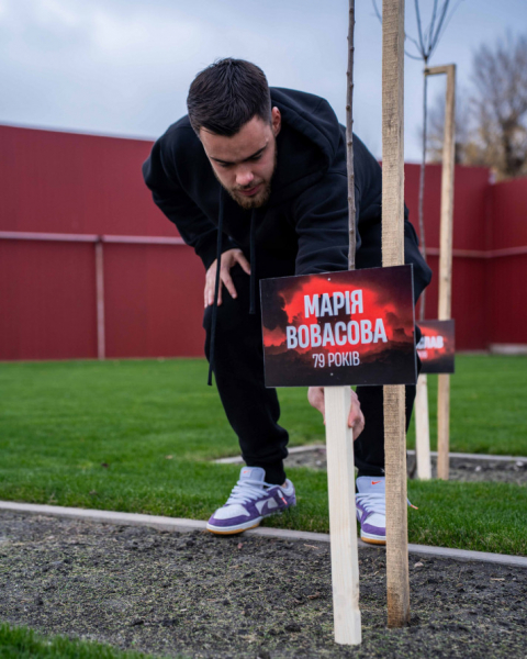 21 ім’я — 21 дерево: футболісти ФК «Кривбас» висадили алею у пам'ять за загиблими криворіжцями3